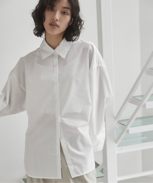 ANGIE(アンジー)の「ワイドカフスオーバーサイズシャツ【ビスチェ付き・2点セット】(シャツ/ブラウス・レディース・ホワイト/ダークグレー・FREE)」の4枚目の写真