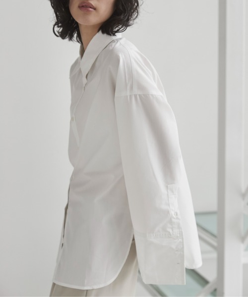ANGIE(アンジー)の「ワイドカフスオーバーサイズシャツ【ビスチェ付き・2点セット】(シャツ/ブラウス・レディース・ホワイト/ダークグレー・FREE)」の3枚目の写真