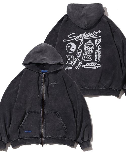 SEQUENZ(シークエンズ)の「【SEQUENZ/シークエンズ】LOGO MOTIF WASHED ZIP P/K / 裏起毛 アートワークデザイン スノーウォッシュ加工 ジップアップパーカー(パーカー・メンズ・ピンク/ダークブラウン/ネイビー/ブラック・M/L/XL/S)」の2枚目の写真