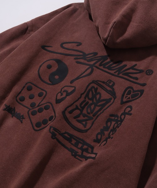 SEQUENZ(シークエンズ)の「【SEQUENZ/シークエンズ】LOGO MOTIF WASHED ZIP P/K / 裏起毛 アートワークデザイン スノーウォッシュ加工 ジップアップパーカー(パーカー・メンズ・ピンク/ダークブラウン/ネイビー/ブラック・M/L/XL/S)」の9枚目の写真