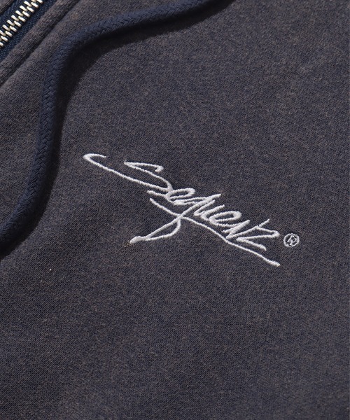 SEQUENZ(シークエンズ)の「【SEQUENZ/シークエンズ】LOGO MOTIF WASHED ZIP P/K / 裏起毛 アートワークデザイン スノーウォッシュ加工 ジップアップパーカー(パーカー・メンズ・ピンク/ダークブラウン/ネイビー/ブラック・M/L/XL/S)」の10枚目の写真