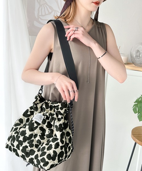 Java（ジャバ）の「《JaVa ジャバコラボ》おしゃれも実用性も叶う。2WAYキルティング巾着ショルダーバッグ（ショルダーバッグ・レディース・ブラック/カーキ/レオパード・ONE SIZE）」の14枚目の写真