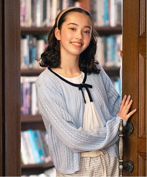 pom ponette junior(ポンポネットジュニア)の「透かし編みカーデ+Tブラウスセット(カーディガン/ボレロ・キッズ・サックスブルー/アイボリー・L:160cm/S:140cm/M:150cm/LL(165cm))」の3枚目の写真