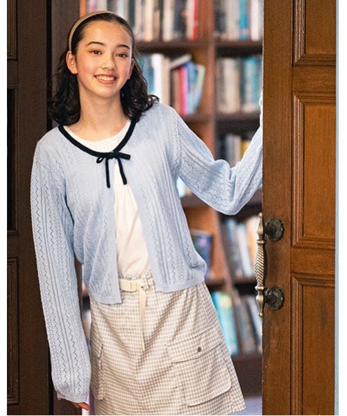 pom ponette junior(ポンポネットジュニア)の「透かし編みカーデ+Tブラウスセット(カーディガン/ボレロ・キッズ・サックスブルー/アイボリー・L:160cm/S:140cm/M:150cm/LL(165cm))」の5枚目の写真