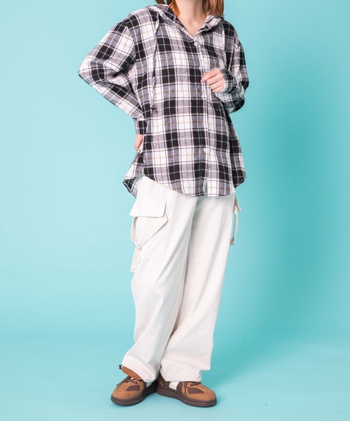 WOND(ウォンド)の「WOND/サイドベルトカーゴパンツ(カーゴパンツ・レディース・オフホワイト/チャコール/ブラック・FREE)」の4枚目の写真