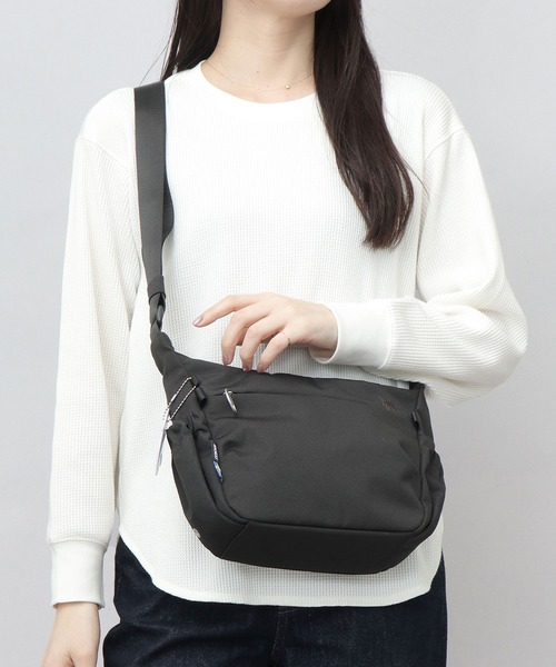 moz(モズ)の「軽量 撥水 ポリエステル ミニショルダーバッグ A5収納対応(ショルダーバッグ・レディース・ブラック/ブルー/オフホワイト・FREE)」の5枚目の写真