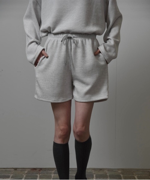 lawgy(ラウジー)の「rib rafu set up / リブラフセットアップ(セットアップ・レディース・ライトグレー/ブラック/ライトベージュ・FREE)」の4枚目の写真