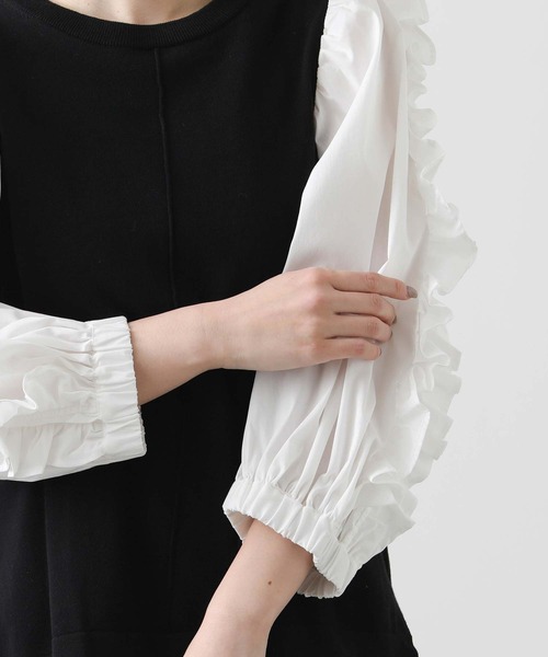 Torrazzo Donna(トラッゾドンナ)の「ニット×フリルパフ7分ニット(ニット/セーター・レディース・アイボリー/ブラック×ホワイト・FREE)」の5枚目の写真