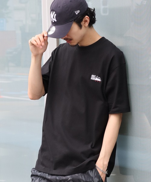 FIRST DOWN(ファーストダウン)の「【FIRST DOWN/ファーストダウン】LOGO S/S TEE/ ワンポイントロゴ 半袖Tシャツ(Tシャツ/カットソー・メンズ・ホワイト/ブラック/ヘザーグレー・M/L/XL)」の3枚目の写真