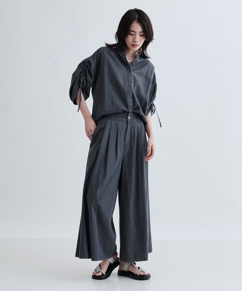 GALLEST（ギャレスト）の「【セットアップ可能】シャーリングスリーブダンガリーシャツ（シャツ/ブラウス・レディース・チャコールグレー/ネイビー・38）」の4枚目の写真