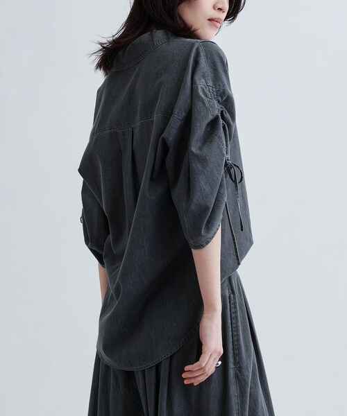 GALLEST（ギャレスト）の「【セットアップ可能】シャーリングスリーブダンガリーシャツ（シャツ/ブラウス・レディース・チャコールグレー/ネイビー・38）」の6枚目の写真
