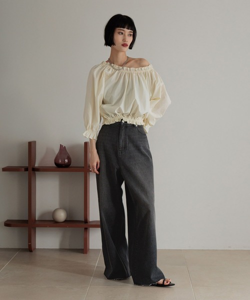 LOWRYS FARM(ローリーズファーム)の「シャーリングオフショルブラウス 326784(シャツ/ブラウス・レディース・アイボリー/ブラック/イエロー/ブルー・FREE)」の7枚目の写真