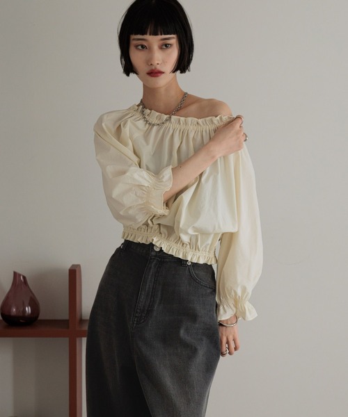 LOWRYS FARM(ローリーズファーム)の「シャーリングオフショルブラウス 326784(シャツ/ブラウス・レディース・アイボリー/ブラック/イエロー/ブルー・FREE)」の9枚目の写真