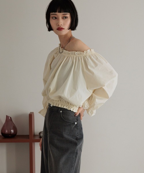 LOWRYS FARM(ローリーズファーム)の「シャーリングオフショルブラウス 326784(シャツ/ブラウス・レディース・アイボリー/ブラック/イエロー/ブルー・FREE)」の11枚目の写真