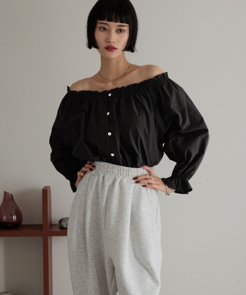 LOWRYS FARM(ローリーズファーム)の「シャーリングオフショルブラウス 326784(シャツ/ブラウス・レディース・アイボリー/ブラック/イエロー/ブルー・FREE)」の15枚目の写真