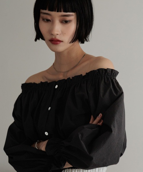 LOWRYS FARM(ローリーズファーム)の「シャーリングオフショルブラウス 326784(シャツ/ブラウス・レディース・アイボリー/ブラック/イエロー/ブルー・FREE)」の16枚目の写真