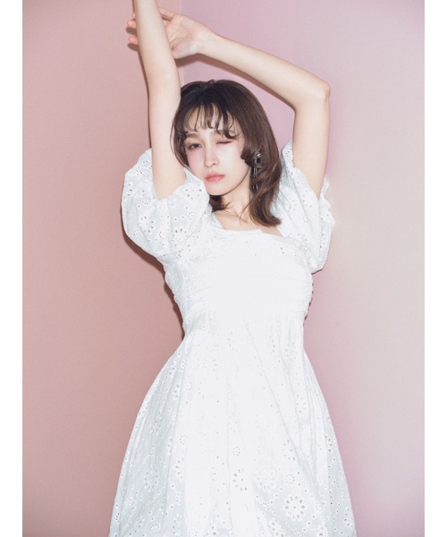 LILY BROWN（リリーブラウン）の「パフスリーブバルーンミニワンピース