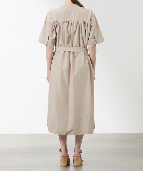 amaca（アマカ）の「バンドカラーシャツワンピース（ワンピース・レディース・ベージュ/ダークネイビー・38）」の4枚目の写真