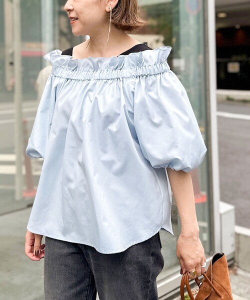 NOLLEY’S Sophi（ノーリーズソフィ）の「タフタオフショル2WAYブラウス（シャツ/ブラウス・レディース・ブラック/サックスブルー/グレイッシュベージュ・38）」の3枚目の写真