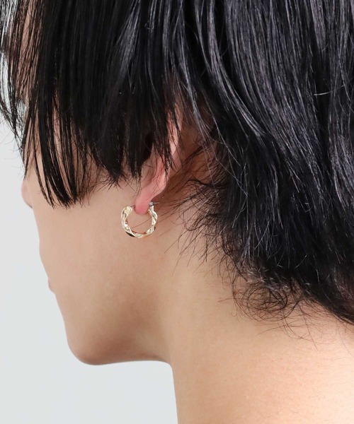 LION HEART(ライオンハート)の「“for Gift”クロッシングピアス(ツイスト&ジルコニア)/K10ゴールド【LION HEART / ライオンハート】(ピアス(片耳用)・メンズ・ゴールド・ONE SIZE)」の10枚目の写真