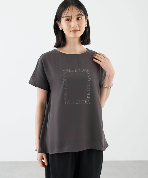 A/C DESIGN BY ALPHA CUBIC(エーシーデザインバイアルファキュービック)の「【接触冷感・UVカット】シアーレイヤードロゴTシャツ(Tシャツ/カットソー・レディース・チャコールグレー/オフホワイト/ブラック・M/L/LL/3L)」の3枚目の写真