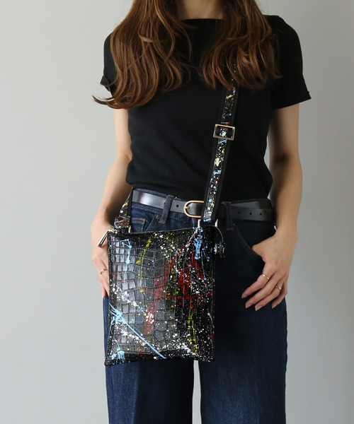 sankyo shokai（サンキョウショウカイ）の「クロコダイル 本革ショルダーバッグ（ショルダーバッグ・レディース・ホワイト×ブラック/ブラック×ホワイト/ブラック×ブルー/ブラック×シルバー/ブラック系/ブルー系/ブラック/オフホワイト・FREE）」の8枚目の写真