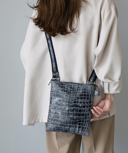 sankyo shokai（サンキョウショウカイ）の「クロコダイル 本革ショルダーバッグ（ショルダーバッグ・レディース・ホワイト×ブラック/ブラック×ホワイト/ブラック×ブルー/ブラック×シルバー/ブラック系/ブルー系/ブラック/オフホワイト・FREE）」の5枚目の写真