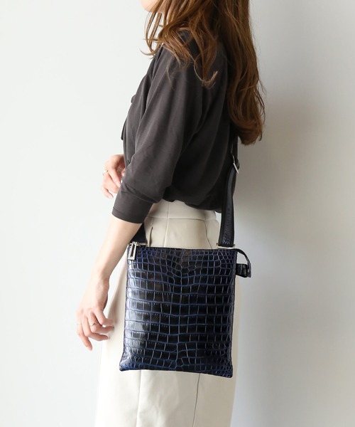sankyo shokai（サンキョウショウカイ）の「クロコダイル 本革ショルダーバッグ（ショルダーバッグ・レディース・ホワイト×ブラック/ブラック×ホワイト/ブラック×ブルー/ブラック×シルバー/ブラック系/ブルー系/ブラック/オフホワイト・FREE）」の6枚目の写真