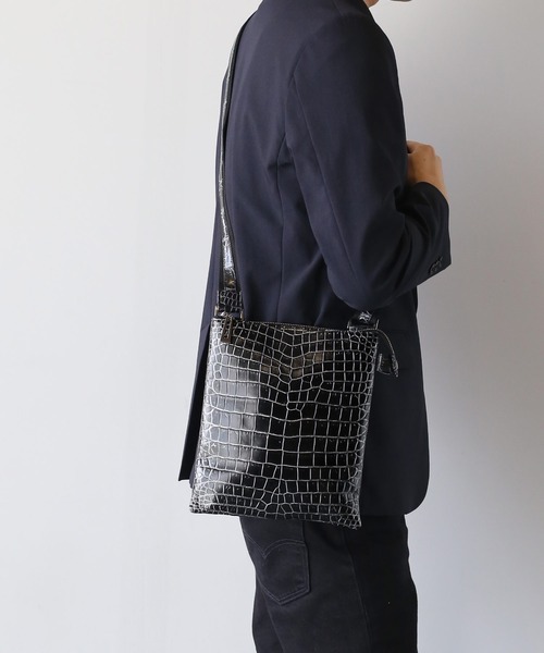 sankyo shokai（サンキョウショウカイ）の「クロコダイル 本革ショルダーバッグ（ショルダーバッグ・レディース・ホワイト×ブラック/ブラック×ホワイト/ブラック×ブルー/ブラック×シルバー/ブラック系/ブルー系/ブラック/オフホワイト・FREE）」の7枚目の写真