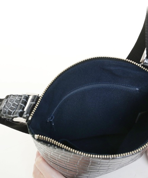 sankyo shokai（サンキョウショウカイ）の「クロコダイル 本革ショルダーバッグ（ショルダーバッグ・レディース・ホワイト×ブラック/ブラック×ホワイト/ブラック×ブルー/ブラック×シルバー/ブラック系/ブルー系/ブラック/オフホワイト・FREE）」の12枚目の写真