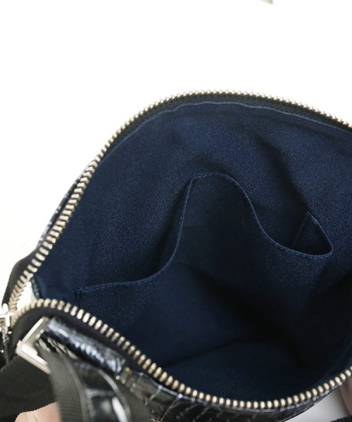 sankyo shokai（サンキョウショウカイ）の「クロコダイル 本革ショルダーバッグ（ショルダーバッグ・レディース・ホワイト×ブラック/ブラック×ホワイト/ブラック×ブルー/ブラック×シルバー/ブラック系/ブルー系/ブラック/オフホワイト・FREE）」の13枚目の写真