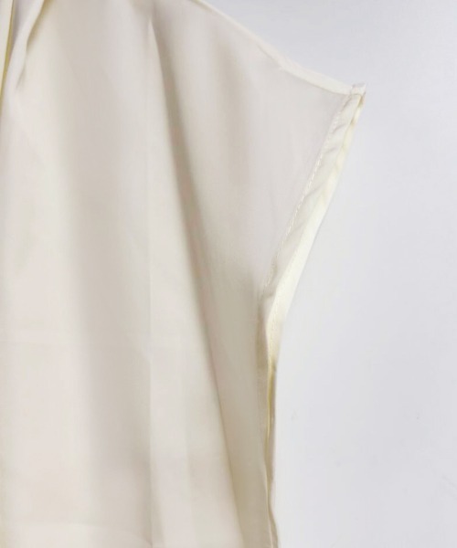ONEP STAR(ワンピスター)の「Vネックフレンチスリーブブラウス(シャツ/ブラウス・レディース・ホワイト/ベージュ・MEDIUM/LARGE/X-LARGE)」の12枚目の写真