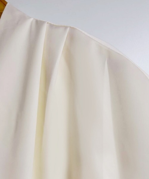 ONEP STAR(ワンピスター)の「Vネックフレンチスリーブブラウス(シャツ/ブラウス・レディース・ホワイト/ベージュ・MEDIUM/LARGE/X-LARGE)」の14枚目の写真