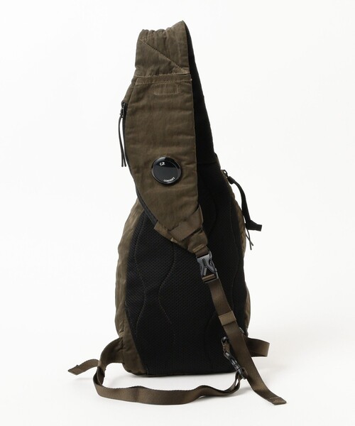 C.P. COMPANY（シーピーカンパニー）の「C.P. Company / Nylon B Lens Crossbody Rucksack（ショルダーバッグ・メンズ・グリーン・ONE SIZE）」の3枚目の写真