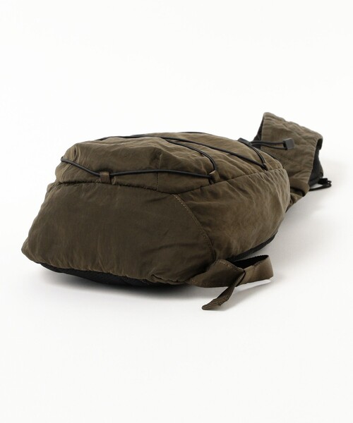 C.P. COMPANY（シーピーカンパニー）の「C.P. Company / Nylon B Lens Crossbody Rucksack（ショルダーバッグ・メンズ・グリーン・ONE SIZE）」の4枚目の写真