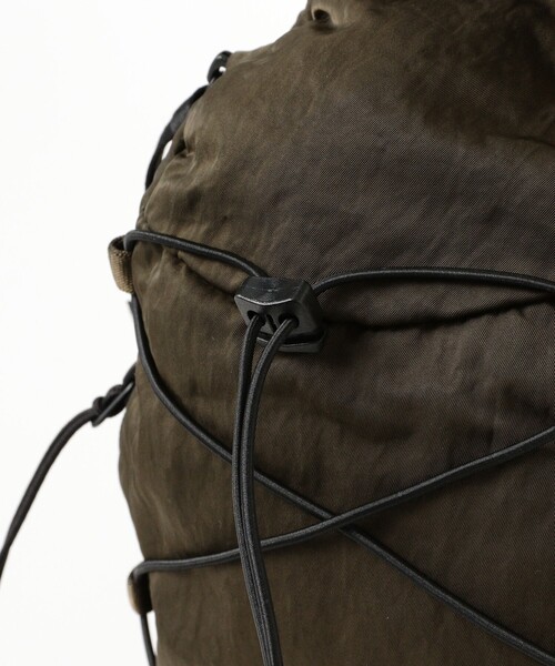 C.P. COMPANY（シーピーカンパニー）の「C.P. Company / Nylon B Lens Crossbody Rucksack（ショルダーバッグ・メンズ・グリーン・ONE SIZE）」の5枚目の写真