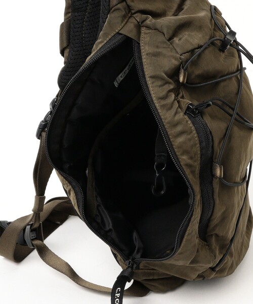 C.P. COMPANY（シーピーカンパニー）の「C.P. Company / Nylon B Lens Crossbody Rucksack（ショルダーバッグ・メンズ・グリーン・ONE SIZE）」の6枚目の写真