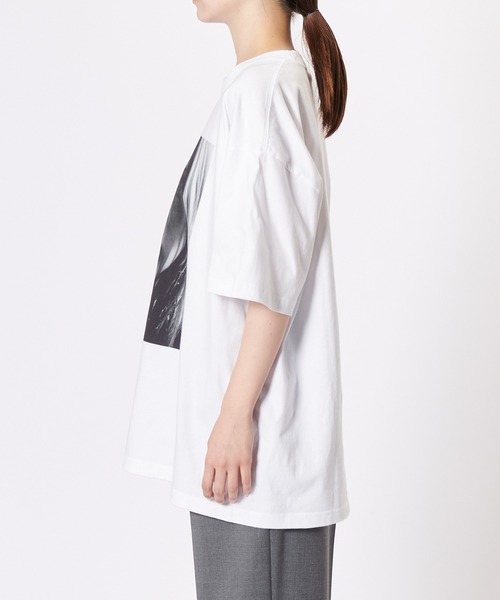 BIOTOP（ビオトープ）の「25SS vol.2【Kate Moss by David Sims】 Photo T-shirts（Tシャツ/カットソー・メンズ・ホワイト/ブラック・M/L/XL）」の15枚目の写真