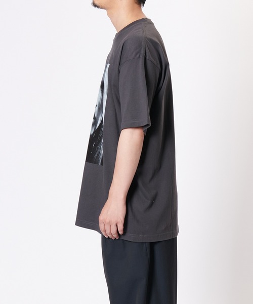 BIOTOP（ビオトープ）の「25SS vol.2【Kate Moss by David Sims】 Photo T-shirts（Tシャツ/カットソー・メンズ・ホワイト/ブラック・M/L/XL）」の3枚目の写真