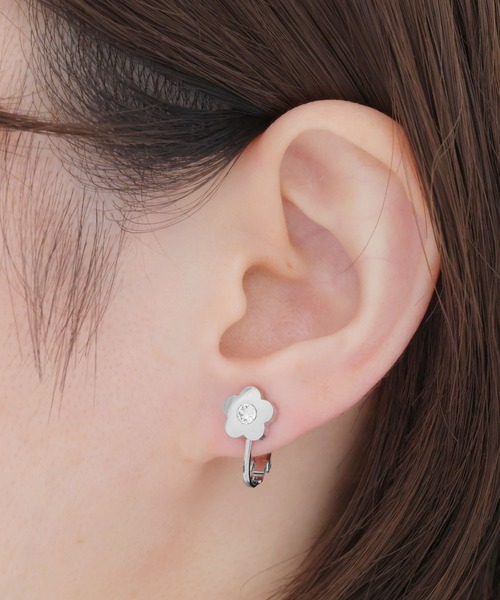 MARY QUANT（マリークワント）の「プチデイジーステンレス イヤリング（イヤリング・レディース・シルバー/ゴールド/ブラック・FREE）」の2枚目の写真