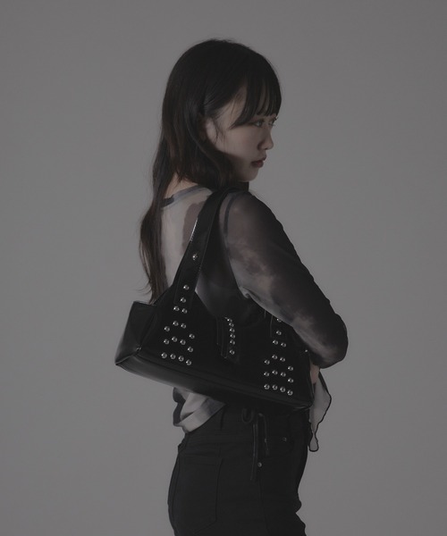 Chick（チック）の「Stud Design Square Bag/スタッズデザインスクエアバッグ（ショルダーバッグ・レディース・ブラック/ホワイト/レッド/ブラウン・FREE）」の2枚目の写真