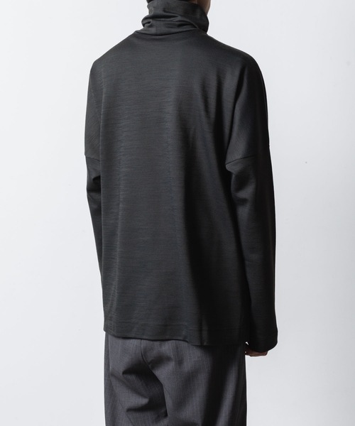 ATTACHMENT（アタッチメント）の「【 直営店・ZOZOTOWN限定 】WO/NYスムース ハイネックカットソー L/S/ WO/NY SMOOTH OVERSIZED HIGHNECK L/S TEE（Tシャツ/カットソー・メンズ・ブラック/ダークネイビー/ダークグレー・1/2/3）」の8枚目の写真