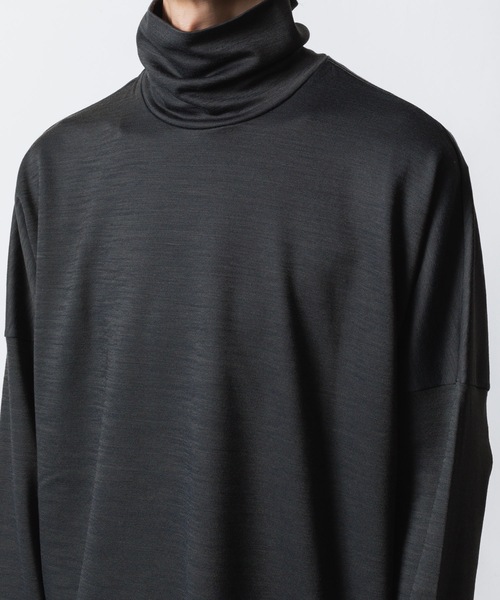 ATTACHMENT（アタッチメント）の「【 直営店・ZOZOTOWN限定 】WO/NYスムース ハイネックカットソー L/S/ WO/NY SMOOTH OVERSIZED HIGHNECK L/S TEE（Tシャツ/カットソー・メンズ・ブラック/ダークネイビー/ダークグレー・1/2/3）」の9枚目の写真