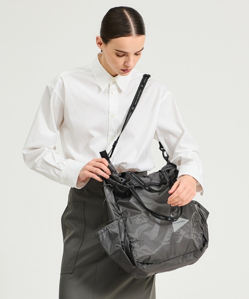 and wander(アンドワンダー)の「and wander / sil tote bag(トートバッグ・レディース・ボルドー/グレー・FREE)」の13枚目の写真