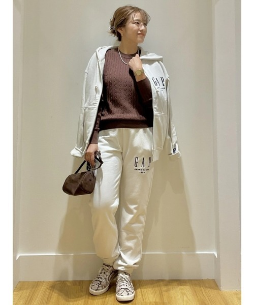GAP(ギャップ)の「CashSoft カシミヤタッチ ケーブルニット セーター(ニット/セーター・レディース・ネイビー/ブラウン/ベージュ/グレー・M/L/XL/XS/XXS/S)」の16枚目の写真