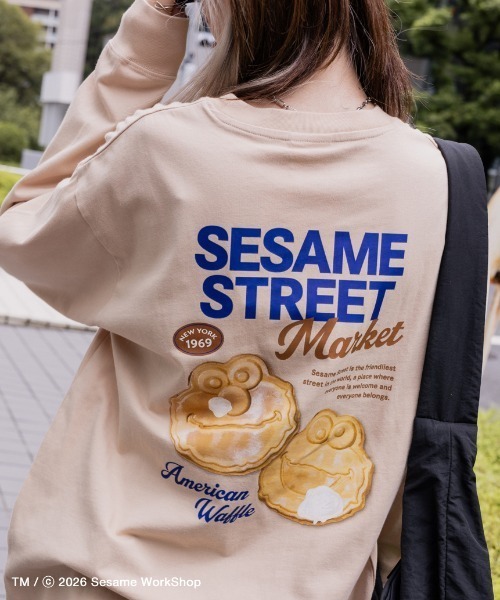 SESAME STREET(セサミストリート)の「【CAFE SWEETS】【UNISEX】ロングTシャツ(WAFFLE)(Tシャツ/カットソー・レディース・ホワイト/ベージュ・M/L)」の1枚目の写真