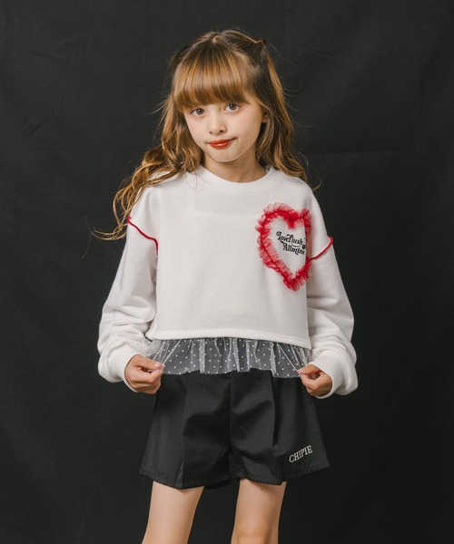 URBAN CHERRY（アーバンチェリー）の「【ふわもち軽やか素材】チュールMIXハートロゴプリントクロップドトップス（スウェット・キッズ・ホワイト/グレー/ブラウン・120cm/110cm/150cm/140cm/130cm）」の2枚目の写真