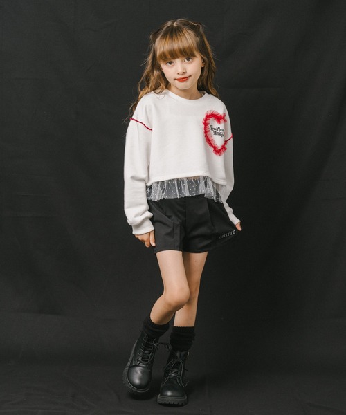 URBAN CHERRY（アーバンチェリー）の「【ふわもち軽やか素材】チュールMIXハートロゴプリントクロップドトップス（スウェット・キッズ・ホワイト/グレー/ブラウン・120cm/110cm/150cm/140cm/130cm）」の5枚目の写真