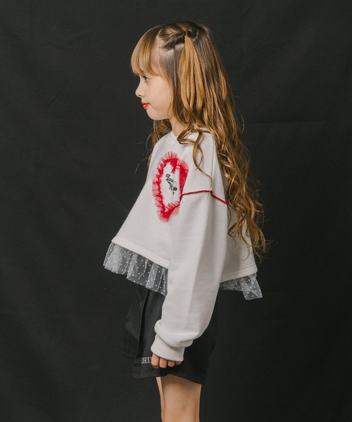 URBAN CHERRY（アーバンチェリー）の「【ふわもち軽やか素材】チュールMIXハートロゴプリントクロップドトップス（スウェット・キッズ・ホワイト/グレー/ブラウン・120cm/110cm/150cm/140cm/130cm）」の9枚目の写真
