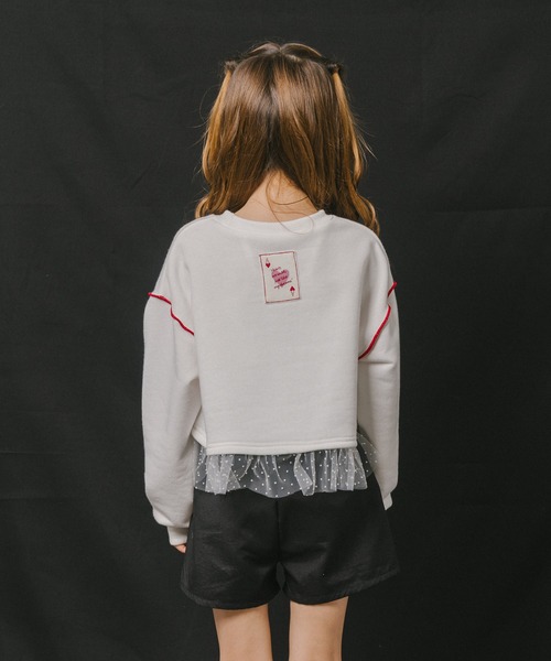 URBAN CHERRY（アーバンチェリー）の「【ふわもち軽やか素材】チュールMIXハートロゴプリントクロップドトップス（スウェット・キッズ・ホワイト/グレー/ブラウン・120cm/110cm/150cm/140cm/130cm）」の7枚目の写真